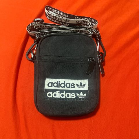 Pent brukt adidas sidebag