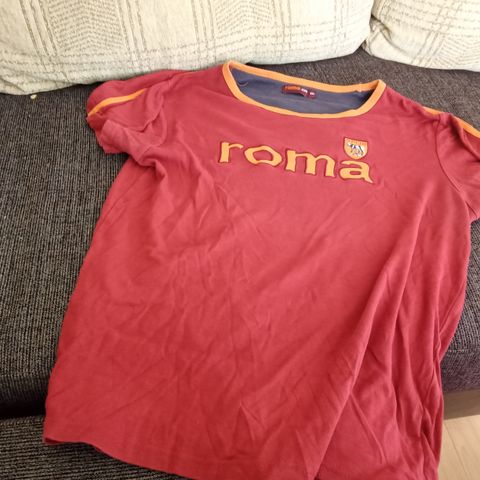 Kul  eldre Roma t skjorte( ikke drakt)str Xxl men tilsvarer L/XL