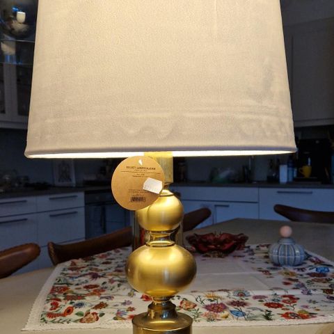 Messing bordlampe med ny hvit skjerm, 60 cm høy. Kun kr.299
