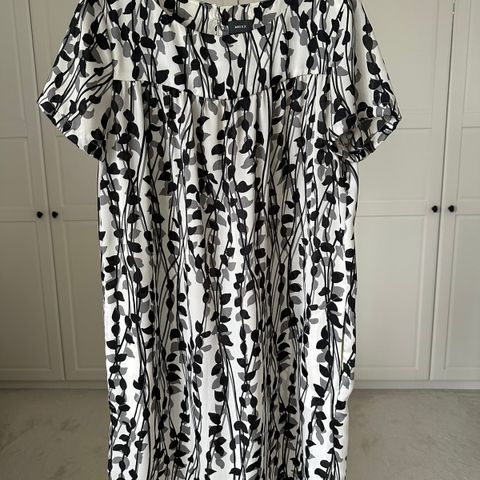 Nydelig kjole i offwhite med sort/grått mønster fra Mexx str 42