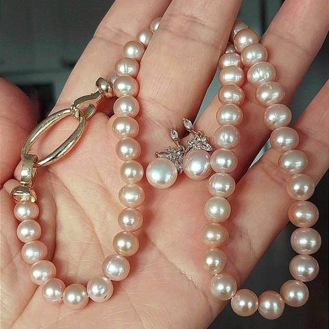 Perlekjede og øredobber av ekte perler. Kan selges hver for seg(se beskrivelse)