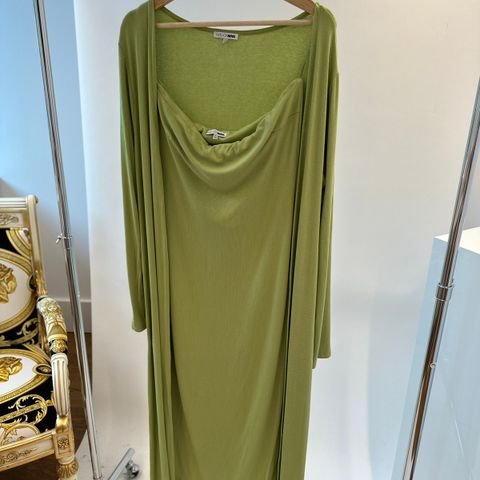 Grønt kjole sett med cardigan fra Fashion Nova