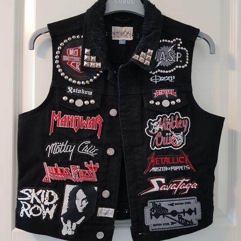 Battle vest med nagler og 15 patcher inkl. signert Gamma Ray back patch