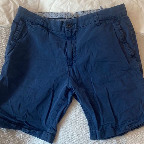 Blå shorts/Bermudashorts i svalt bomull/chinos-stoff Størrelse M