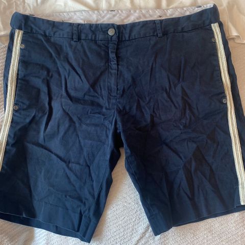 Stilig shorts m/ flotte detaljer, hvit stripe osv Størrelse svarer til XL