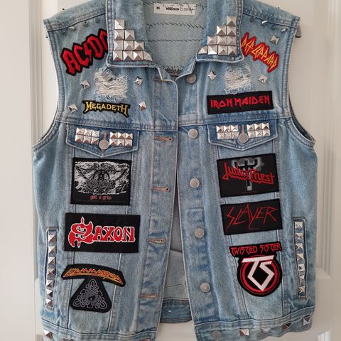 Battle vest med 13 patcher inkl. Motörhead England back patch, pent brukt