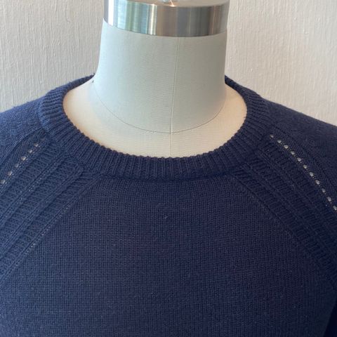 Blåtrøye genser. Marineblå farge Størrelse L