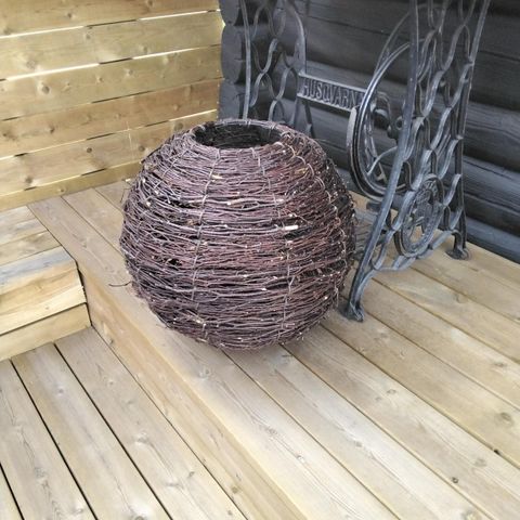 Ubrukt pilskjerm til taklampe, selve lyset må kjøpes utenom. Diameter ca 50 cm.