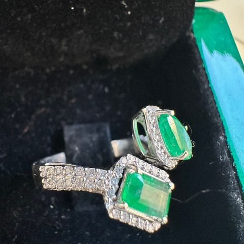 Smaragd +Diamant ring i 18 k gull ( takstvurdering 45000 )