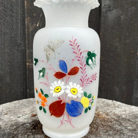 Antikk håndmalt hvit opalinglass vase
