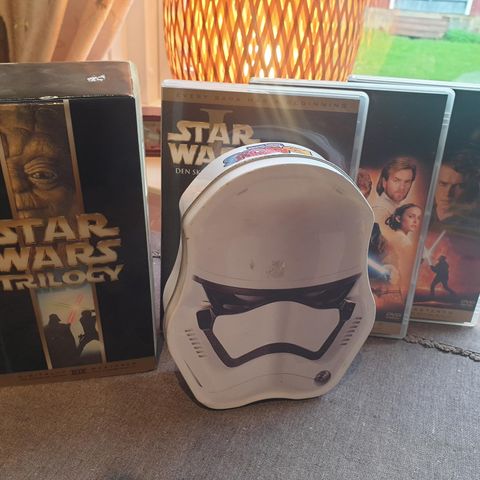 Star wars vhs / dvd og Abatons figurer selges samlet kr 250,-