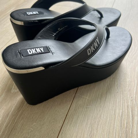 Helt nye DKNY sandaler