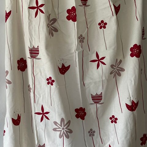 Fine hvite gardiner med rødt mønster
