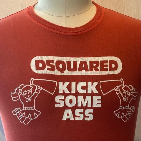 DSQUARED t-skjorte ‘Kick Some Ass’ Størrelse L (Liten i størrelsen)