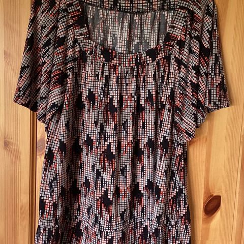 1 fin dame BLUSE/TOPP. Str. S, Romslig i str. Lindex. 92% polyester 8% elastan