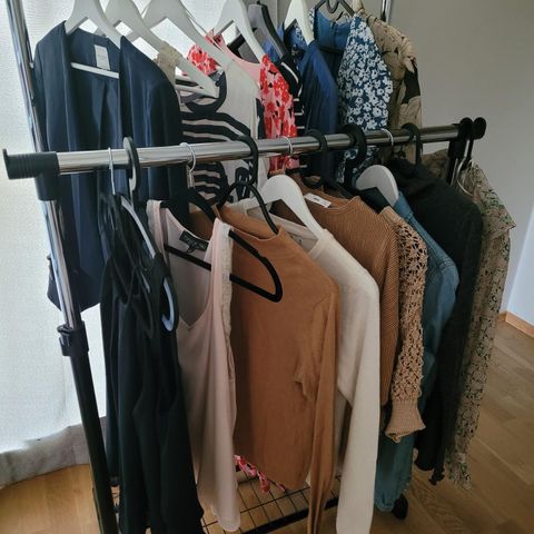 Diverse topper, gensere, cardigans, blazer/dressjakke, kjoler, shorts