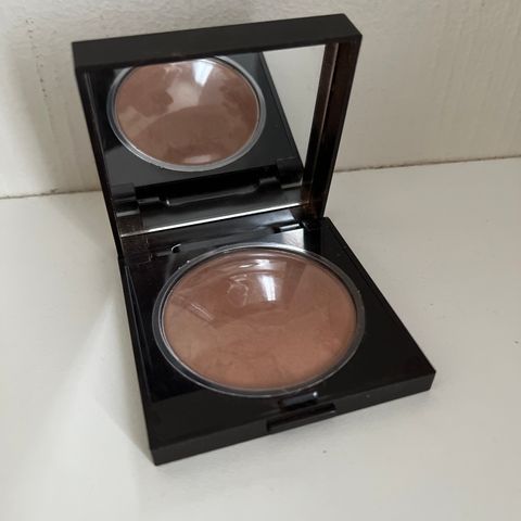 Laura Mercier matte radiance baked powder