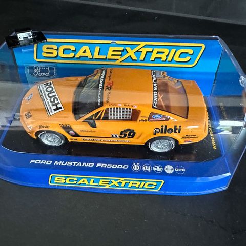 Ny i eske digital Scalextric Ford Mustang FR500C bilbane bil i skala 1:32 !