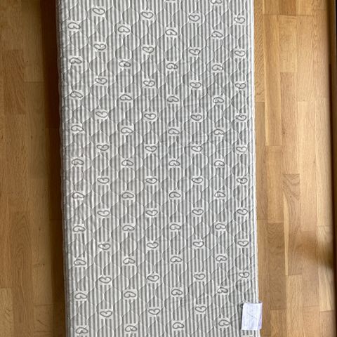 Barnemadrass - str 120 x 60 cm - svært pent brukt