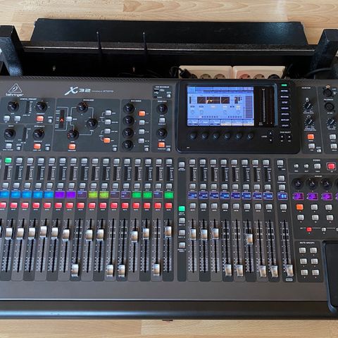 Behringer X32 m/flight og multikabel