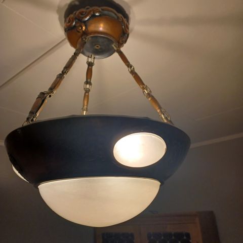 Kobberlampe I  jugendstil fra begynnelsen av 1900 tallet selges