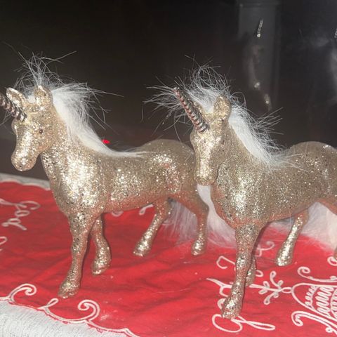 2 nydelige hester i glitter gull et nydelig interiør smykke