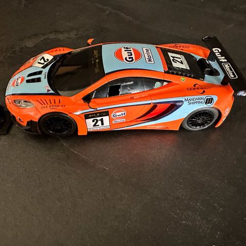 Ny Scalextric Gulf McLaren MP4 12C GT3 med digital plug i skala 1:32 !