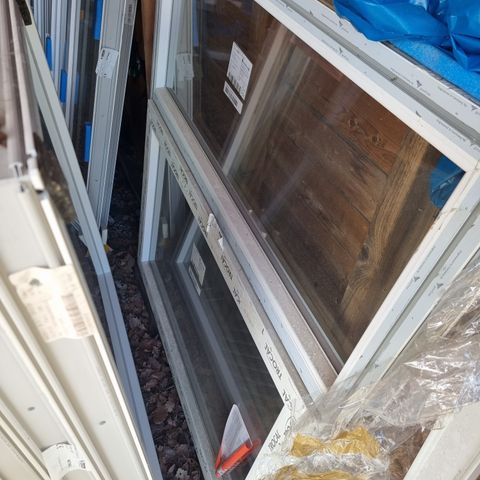 Diverse ubrukte Uldal PVC vinduer