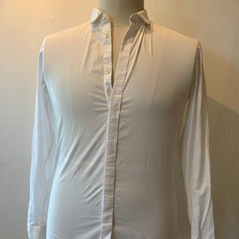 Stilig ny hvit COS skjorte med skjulte knapper og pen krage Str 40