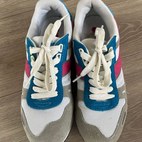 Diadora Damesko str. 38,5 (mer som 37)