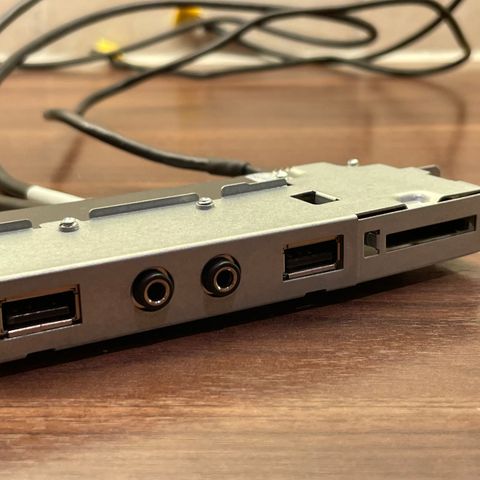 PC-BYGGING: Konsoll med 2xUSB + mic/høyttaler + 7-i-1 minnekortleser