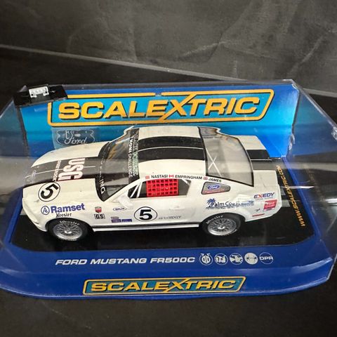 Ny i eske Scalextric Ford Mustang FR500C med digital plug og i skala 1:32 !