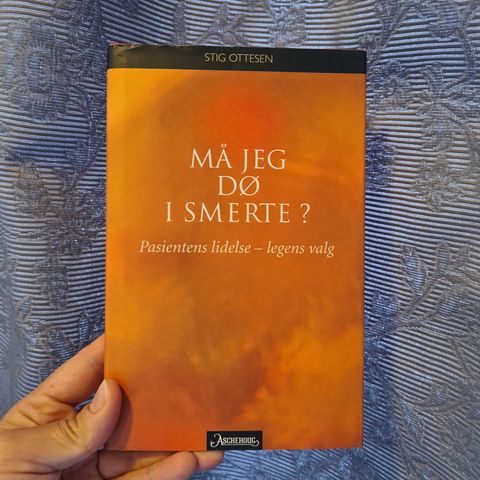 Må jeg dø i smerte? Pasientens lidelse - legens valg av Stig Ottesen.