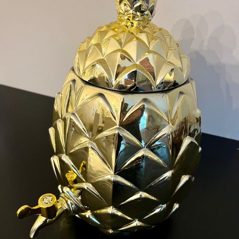 Stor ananas drikkedispenser i gull (glass) med kran