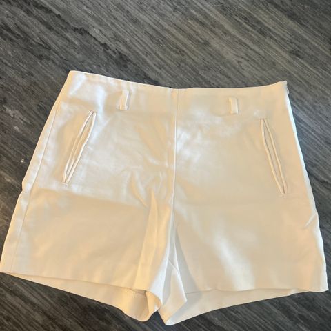 Selger sommershorts fra Zara