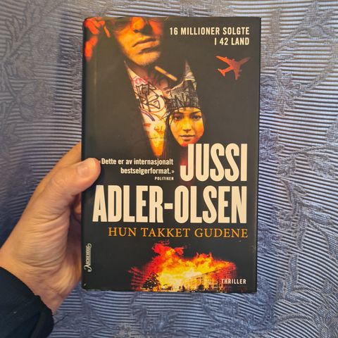 Hun takket Gudene skrevet av Jussi Adler-Olsen. Innbundet!