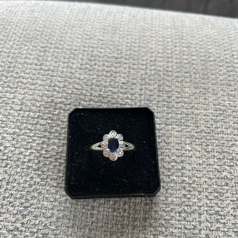 Diamant ring, hvitt gull med 8 diamanter og 1 safir.