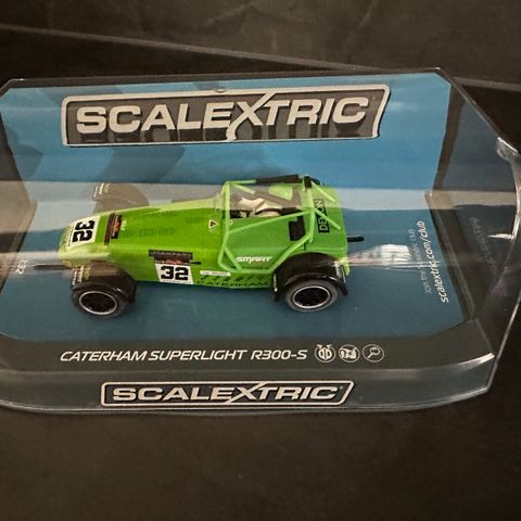 Ny i eske Scalextric Caterham Superlight R300-S analog bil i skala 1:32 !