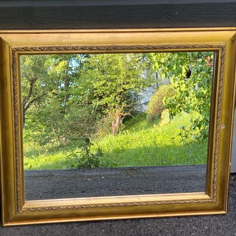 Nydelig Unik Gull Speil i 60 cm bredde og 52 cm Høyde.