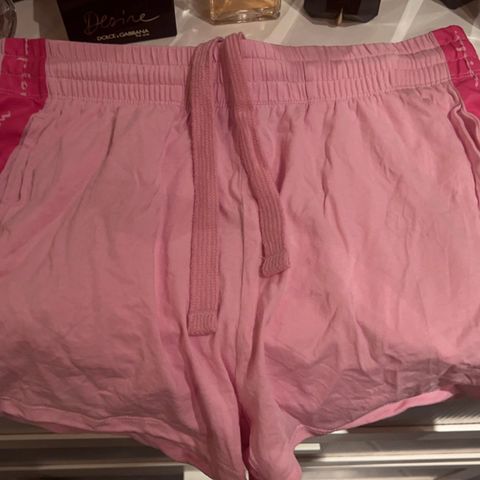 Rosa Barbie Shorts i størrelse Small/Medium i designer merket Champion