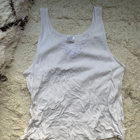 Hvit vintage singlet i bomull ribbestrikk med blonder på foran.