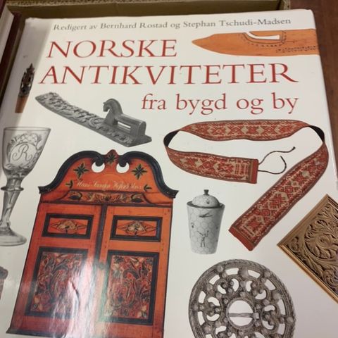 Norske antikviteter fra bygd til by til salgs.