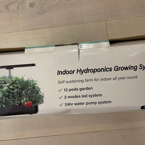 Dyrkningssett for hydroponisk dyrking innendørs.