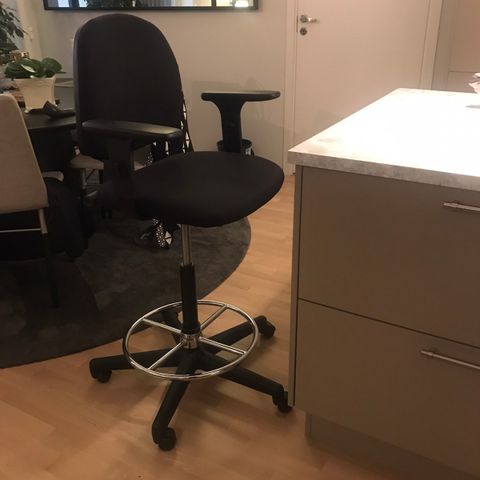 Kontorstol (arbeidsstol)- kontorstol til kjøkkenøya?