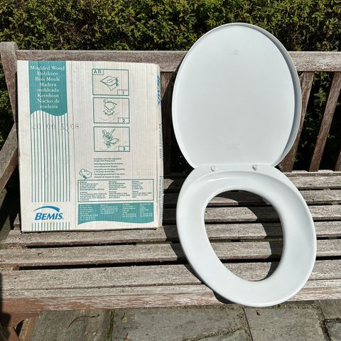 Ubrukt Bemis toalettsete i plast - hvit