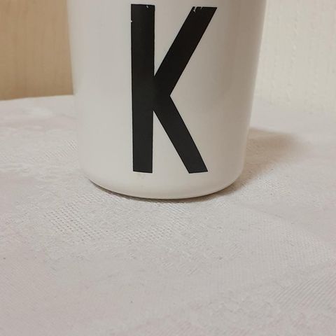 Designletters kopp med bokstaven K