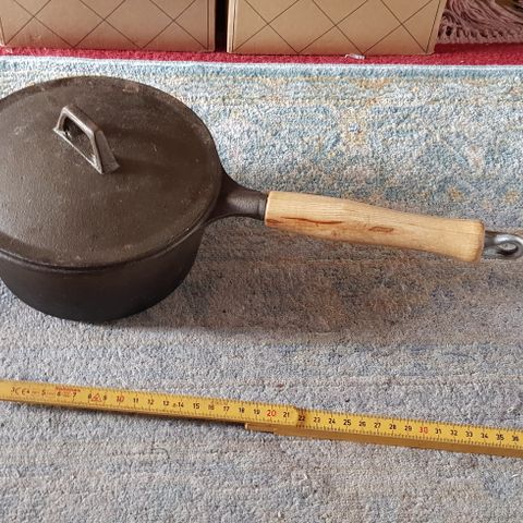 iron pot with wooden handle Jern gryte med lokk og håndtak ø17cm