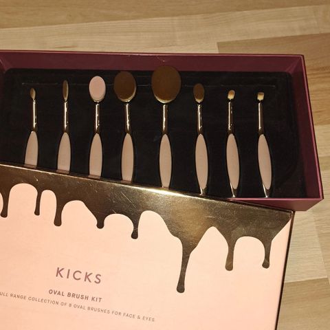 Kicks makeup brushes