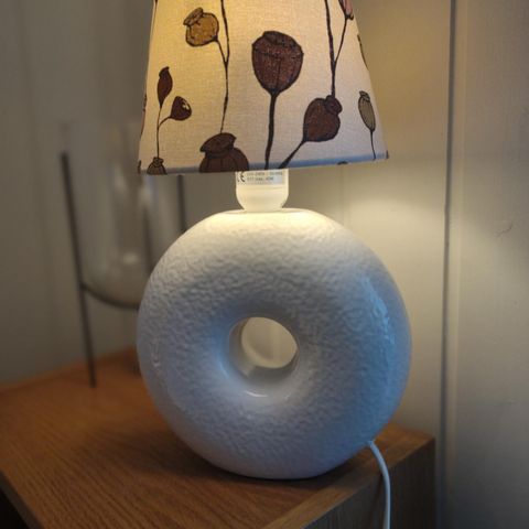 Nydelig Unik porselen lampe .ny m flott lampeskjerm