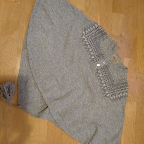 Nydelig ullponcho fra Memini str.98